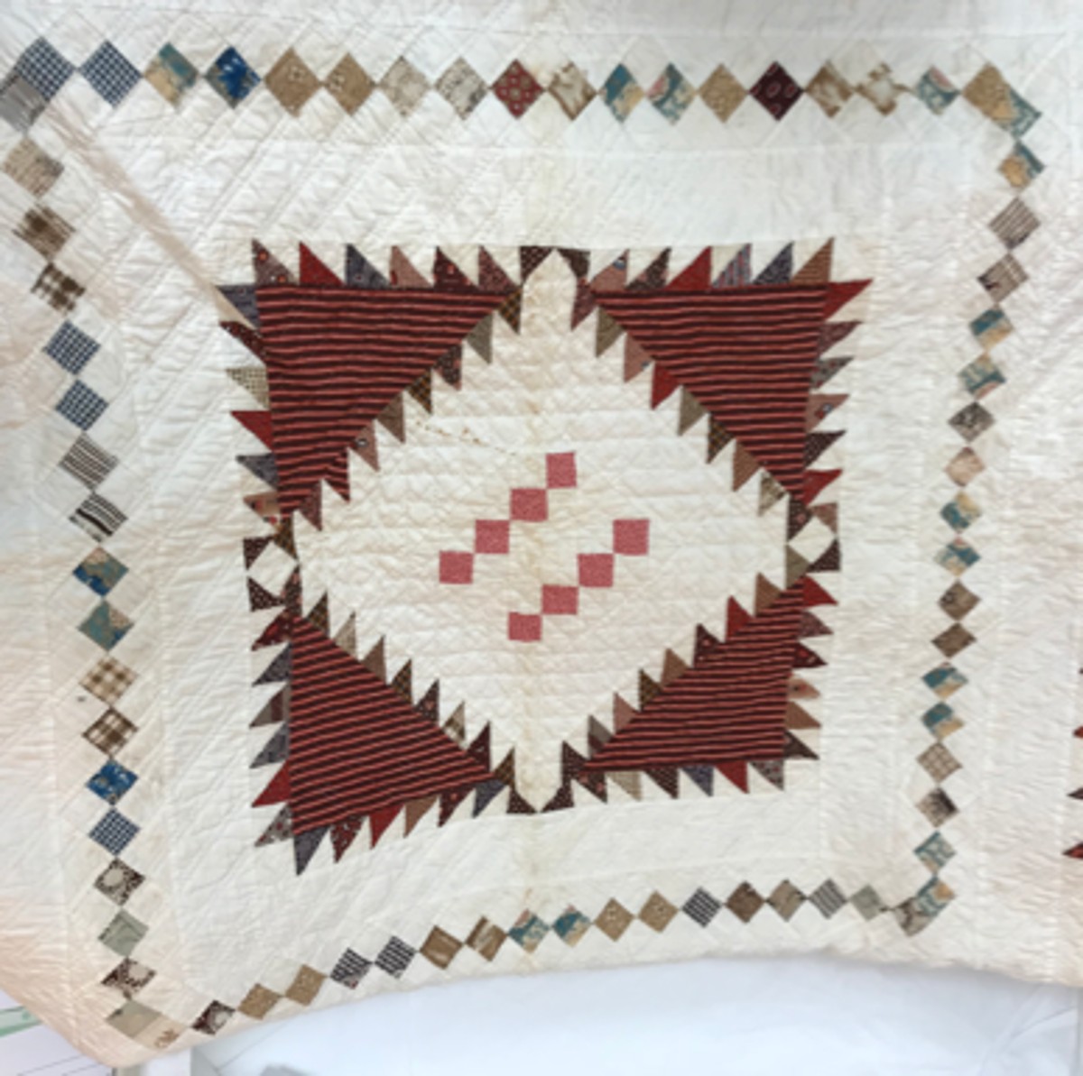 A large pieced quilt in the Loudoun Museum features the Solomon's Temple design